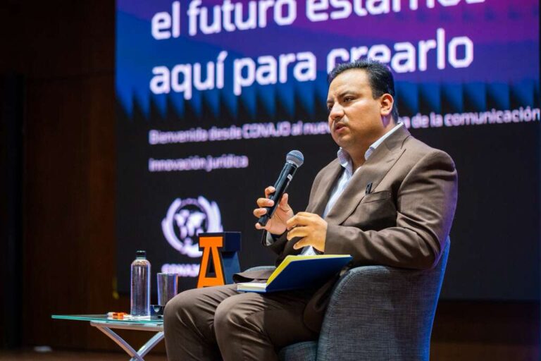 Ronaldo Elías Águila insta a jóvenes a usar la inteligencia artificial con propósito social