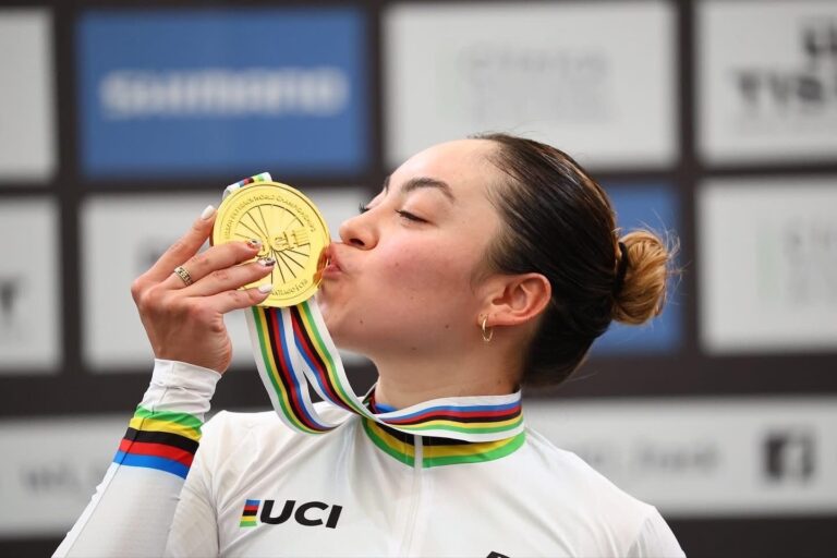 Yareli Acevedo conquista el oro mundial en ciclismo de pista en Santiago de Chile