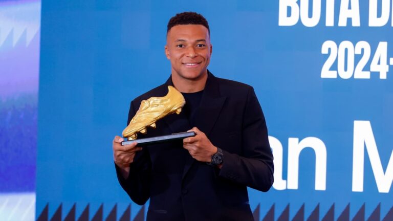 Kylian Mbappé recibe la Bota de Oro 2024-25 en el Santiago Bernabéu