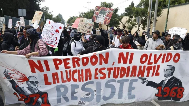 Marcha del 2 de octubre en Toluca: UAEMex exige justicia, recuerda Ayotzinapa y denuncia a Starbucks