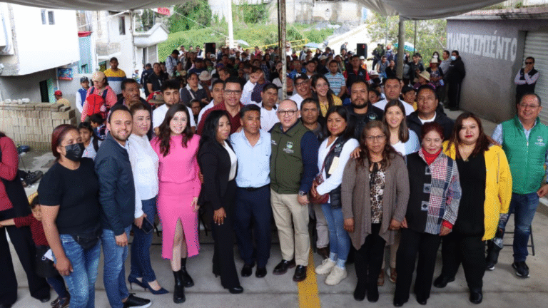 Manuel Vilchis inaugura pavimentación del Camino al Colín en San Antonio Acahualco