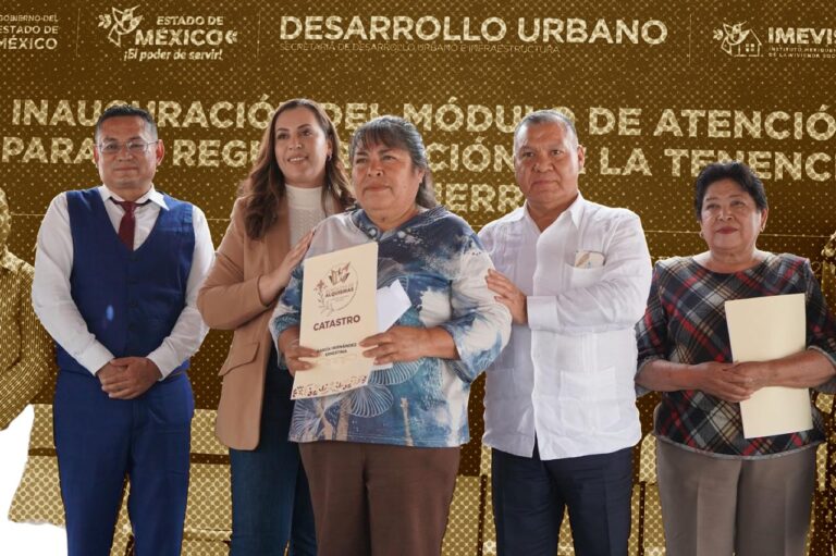 Familias de Almoloya de Alquisiras reciben apoyo para regularizar sus terrenos