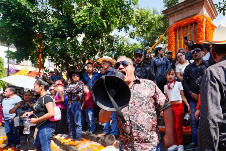 ¡Abucheos y Furia Popular Expulsan a Gobernador de Funeral del Alcalde Manzo! Clamor por Justicia Sacude Uruapan y Morelia