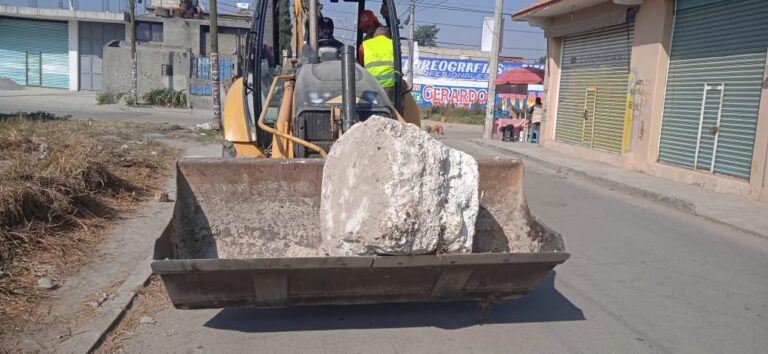 Retiran piedra colocada por vecino en Toluca tras múltiples accidentes y reclamos vecinales