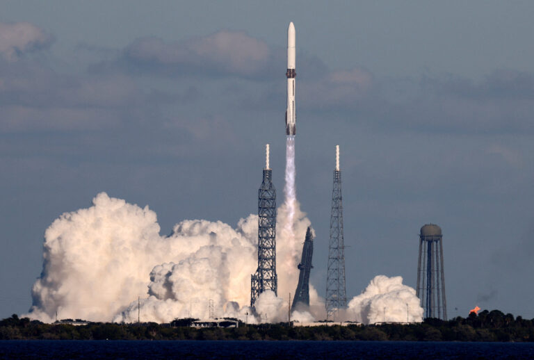 Blue Origin logra histórico aterrizaje del New Glenn tras lanzar misión Escapade a Marte