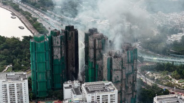 Hong Kong enfrenta su peor incendio urbano en 30 años: 55 muertos y 279 desaparecidos