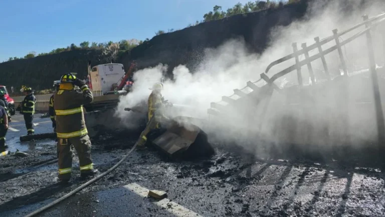 Trailer se incendia y paraliza la autopista Naucalpan-Toluca