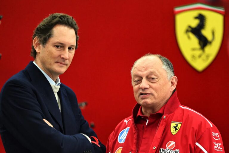 John Elkann critica a Leclerc y Hamilton tras abandono de Ferrari en Brasil