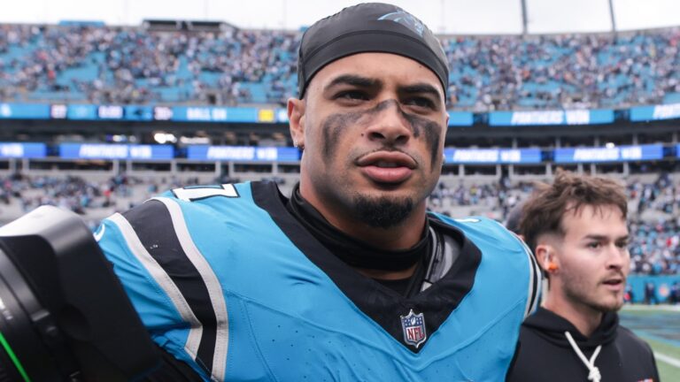 Suspenden a Tre’von Moehrig un juego tras golpe bajo contra Jauan Jennings