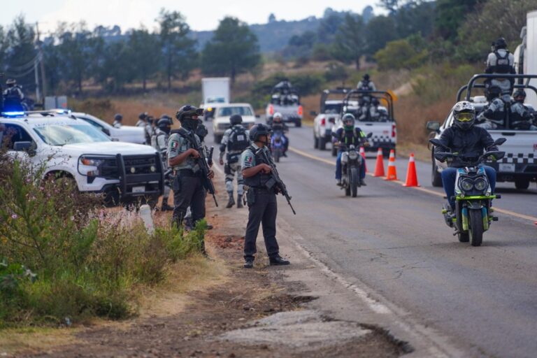 Michoacán se incendia tras operativo fallido contra ‘El Camaleón’; el CJNG responde con 15 vehículos quemados y bloqueos simultáneos