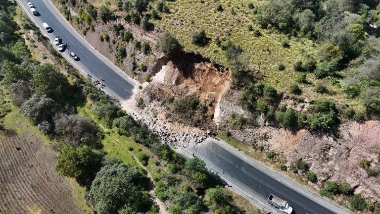Derrumbe bloquea totalmente la autopista Tenango–Ixtapan y paraliza el tránsito este miércoles