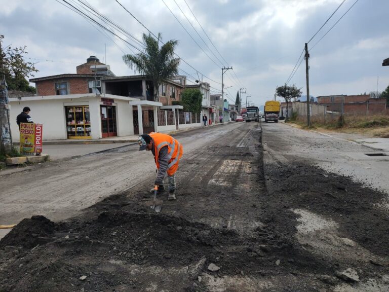 Avanza Toluca en rehabilitación de calles con bacheo y repavimentación en San Pablo