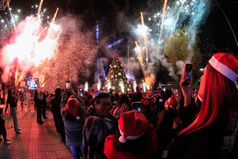 Naucalpan enciende su Árbol Navideño y celebra la unión comunitaria en el Palacio Municipal