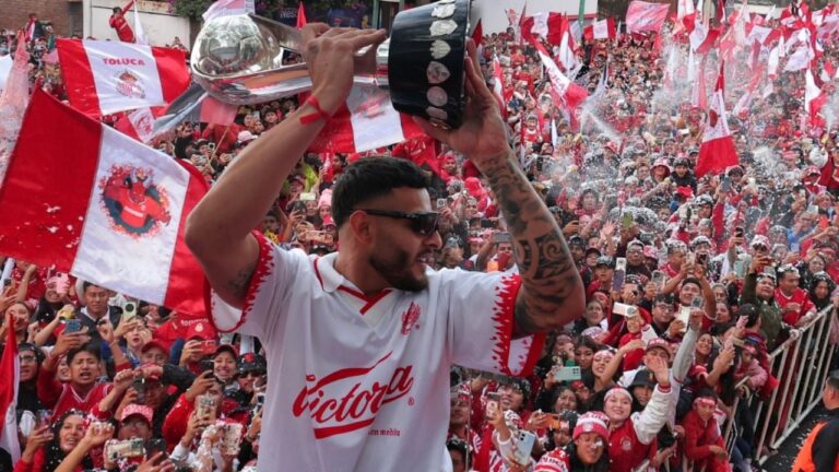 Toluca celebra bicampeonato con multitudinario desfile rojo en su capital