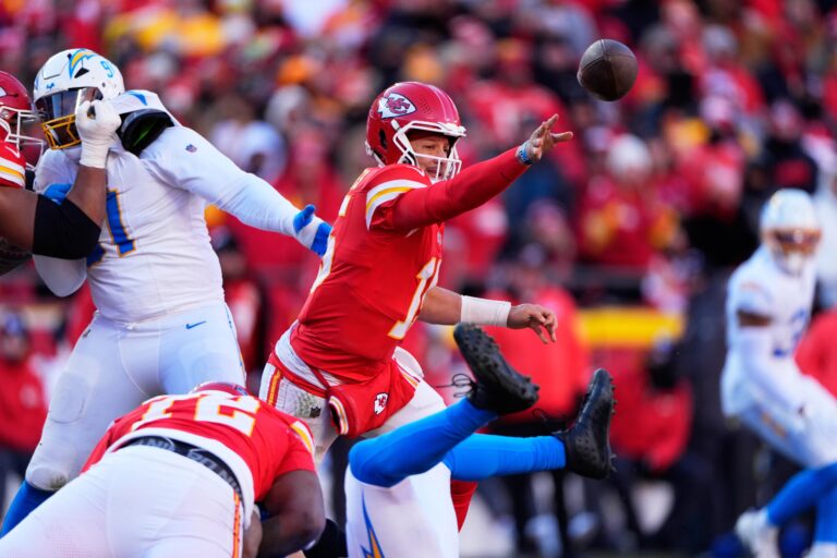 Fin de una era: Chiefs eliminados y Mahomes sale lesionado en casa