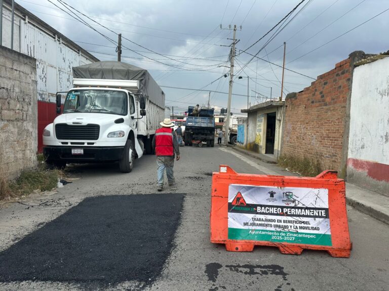 Continúa el bacheo permanente en Zinacantepec para mejorar movilidad urbana