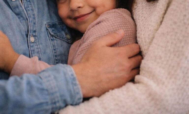 ¿Buscas adoptar en 2026? DIF Edoméx abre trámite para personas solteras y matrimonios