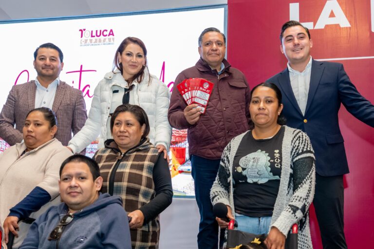 ¡Se cumplió la apuesta! Manuel Guerra entrega sillas de ruedas para personas con discapacidad en Toluca