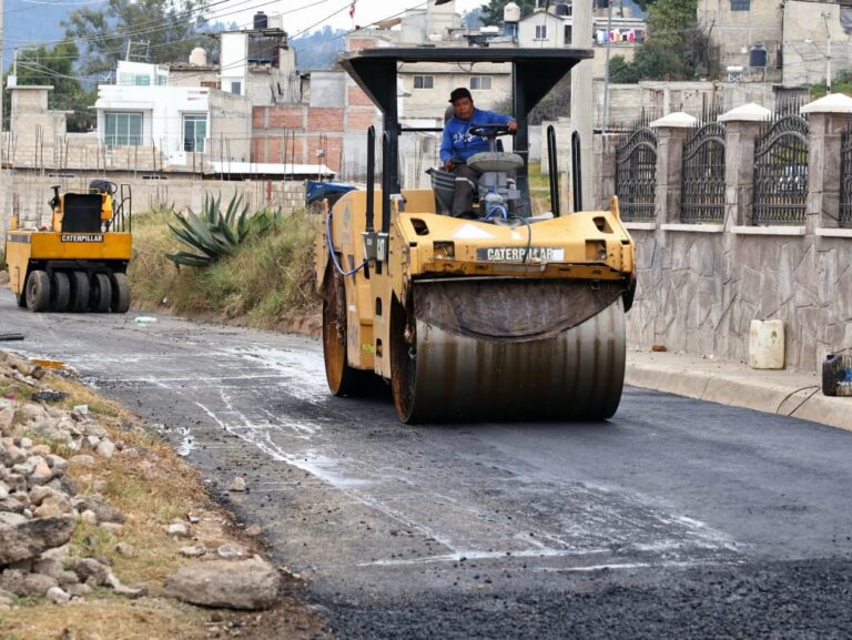 Impulsan la movilidad y seguridad vial con pavimentación en Calixtlahuaca