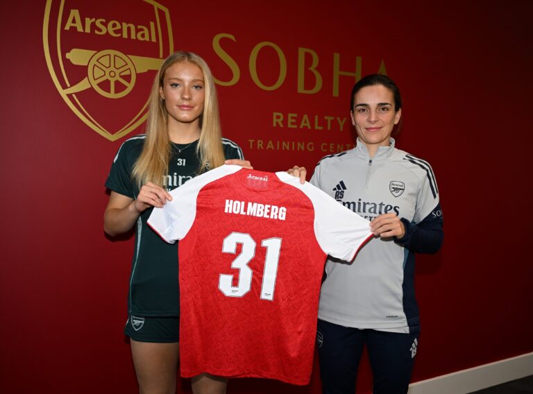 Arsenal femenil anuncia fichaje de Smilla Holmberg y enfrenta ola de acoso digital