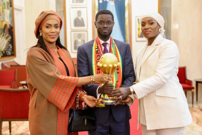 Presidente de Senegal desata polémica mundial al festejar la Copa Africana con dos esposas