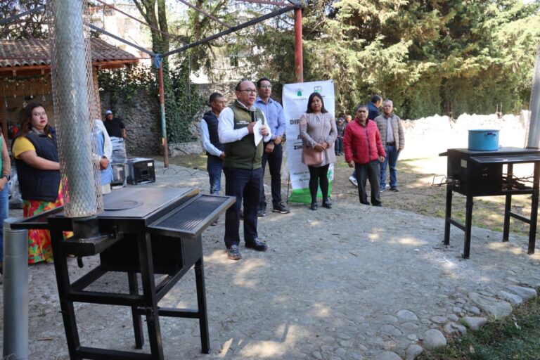 Zinacantepec fortalece hogares con estufas ecológicas en San Antonio Acahualco