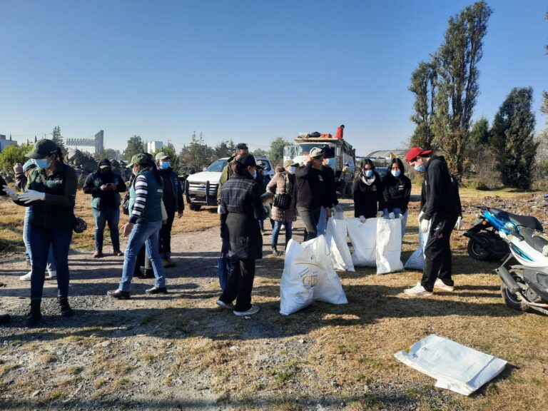 Limpian humedal de San Mateo Atenco; recolectan más de cuatro toneladas de residuos