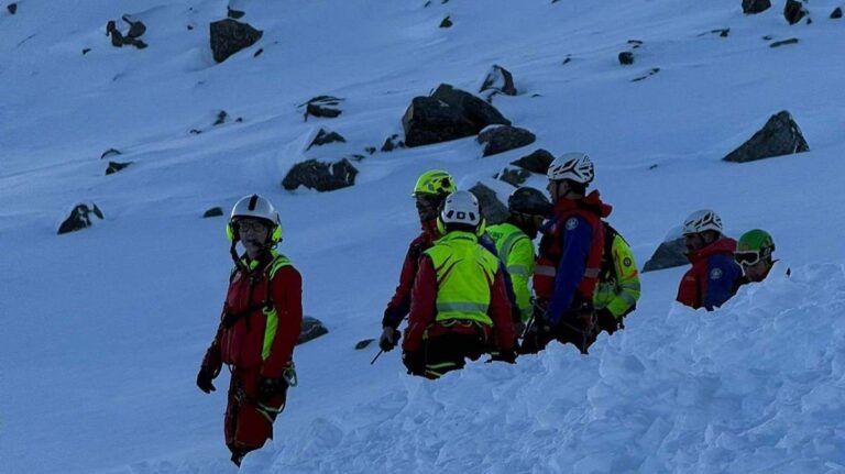 Avalanchas en Alpes italianos dejan tres muertos cerca de sedes olímpicas
