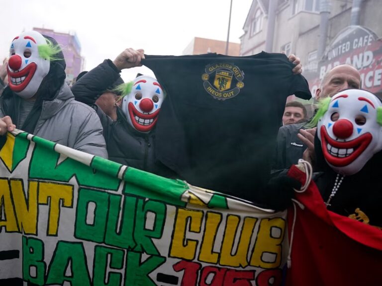 Aficionados del Manchester United protestan en Old Trafford contra Glazer y Ratcliffe
