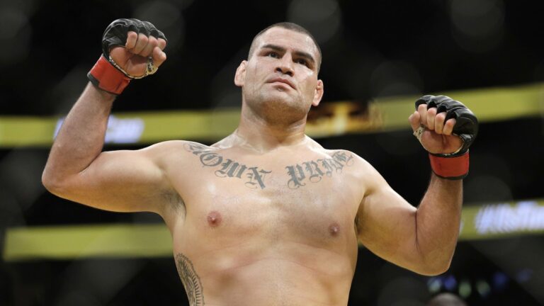 Ex campeón de UFC Caín Velásquez sale de prisión con libertad condicional