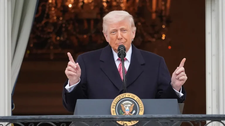 Trump firma orden ejecutiva para pagar a agentes de TSA y reducir filas en aeropuertos