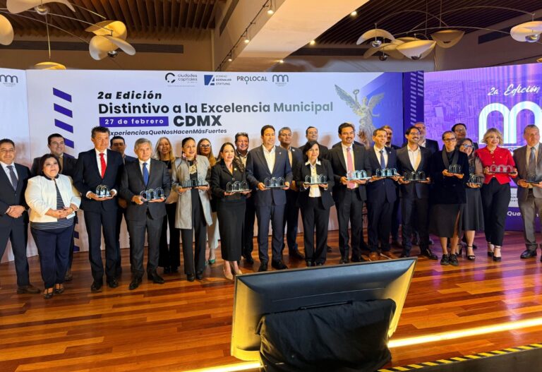 Ricardo Moreno recibe Premio Especial por “Toluca se pone guapa”