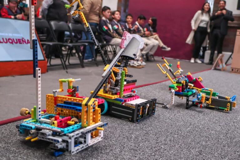 Ricardo Moreno reconoce a jóvenes de Toluca tras ganar campeonato estatal de robótica