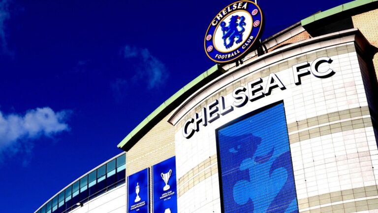 Chelsea recibe multa millonaria y veto por infringir normas financieras