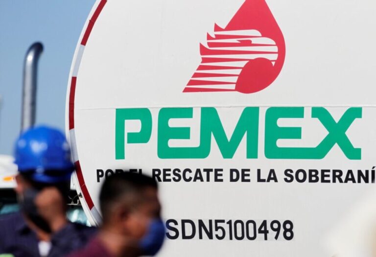 Pemex mejora finanzas y producción en 2025: deuda baja y crece refinación