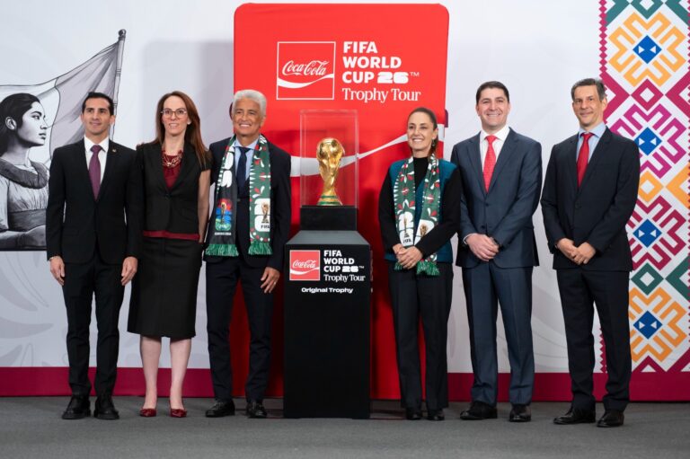 Sheinbaum presenta el trofeo del Mundial 2026 a 100 días del arranque