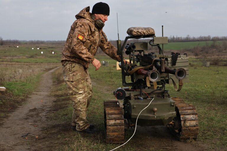 Zelenski anuncia robots de combate que toman posiciones sin soldados en Ucrania