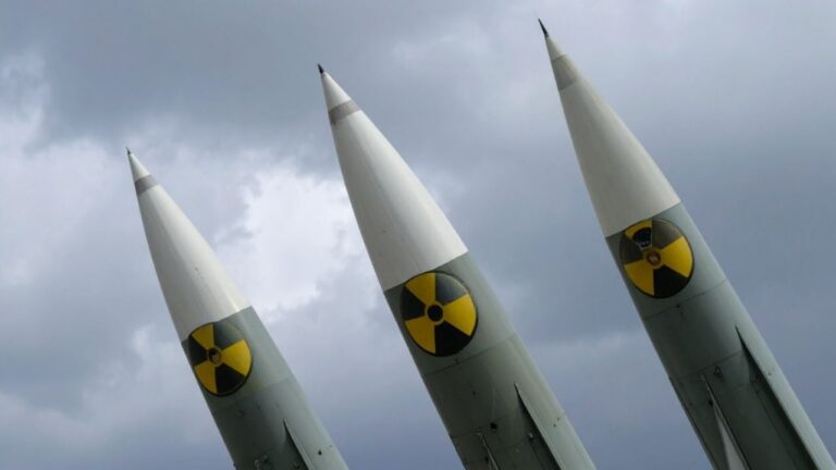 Aumenta arsenal nuclear mundial en 2025 y eleva tensiones por conflictos armados