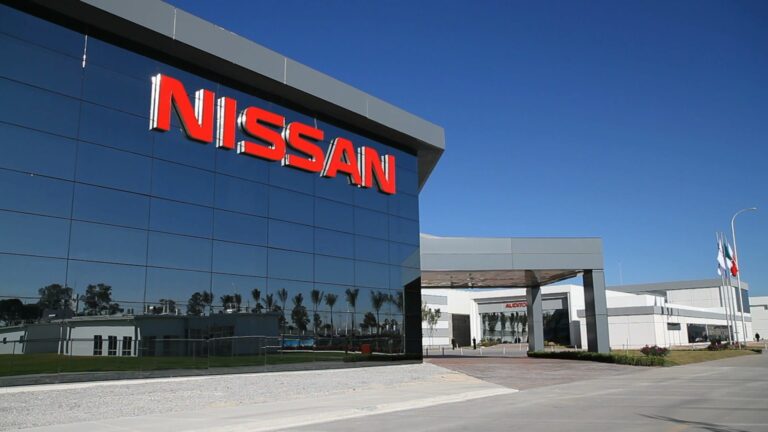 Jaqué al sector automotriz: Nissan Mexicana advierte despidos por aranceles de Trump.