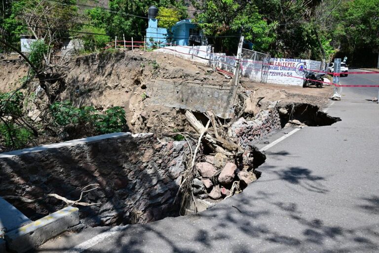 Inicia reparación urgente en carretera Valle de Bravo–Santo Tomás tras socavón