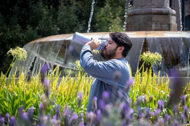 Recomiendan hidratarse para evitar golpes de calor en la capital mexiquense