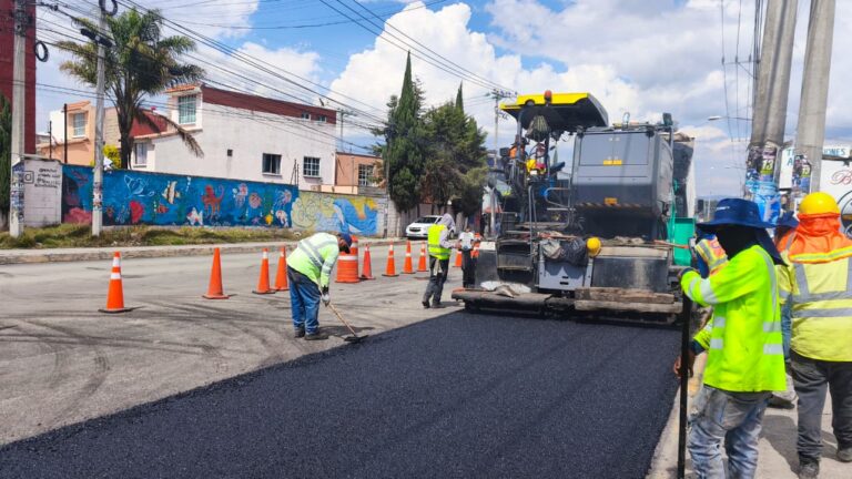 Avanza pavimentación en Lombardo Toledano para mejorar movilidad en Toluca