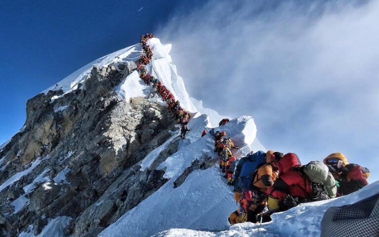 Estafa en Everest: 32 acusados por intoxicar turistas y lucrar con rescates aéreos