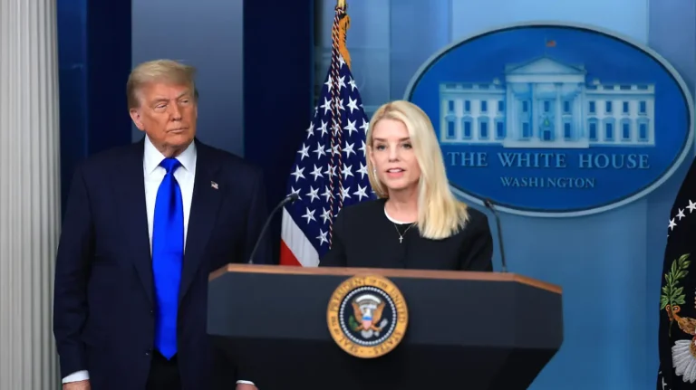 Trump destituye a Pam Bondi como fiscal general y nombra a Todd Blanche