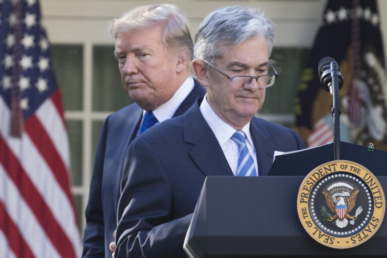 Trump amenaza con despedir al presidente de la Fed por política de tasas de interés